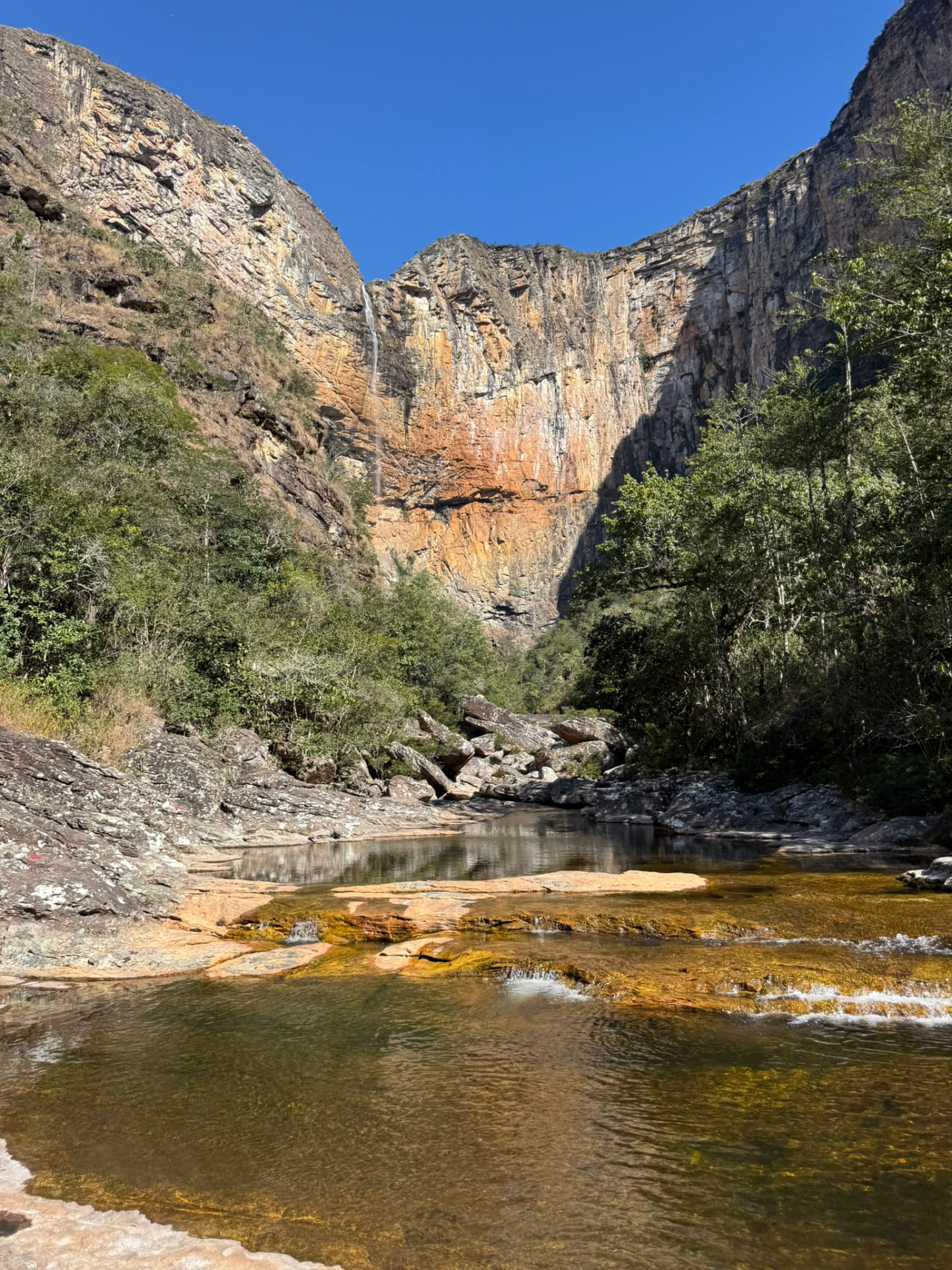 Cachoeira do Tabuleiro vista do poço, cenário do romance