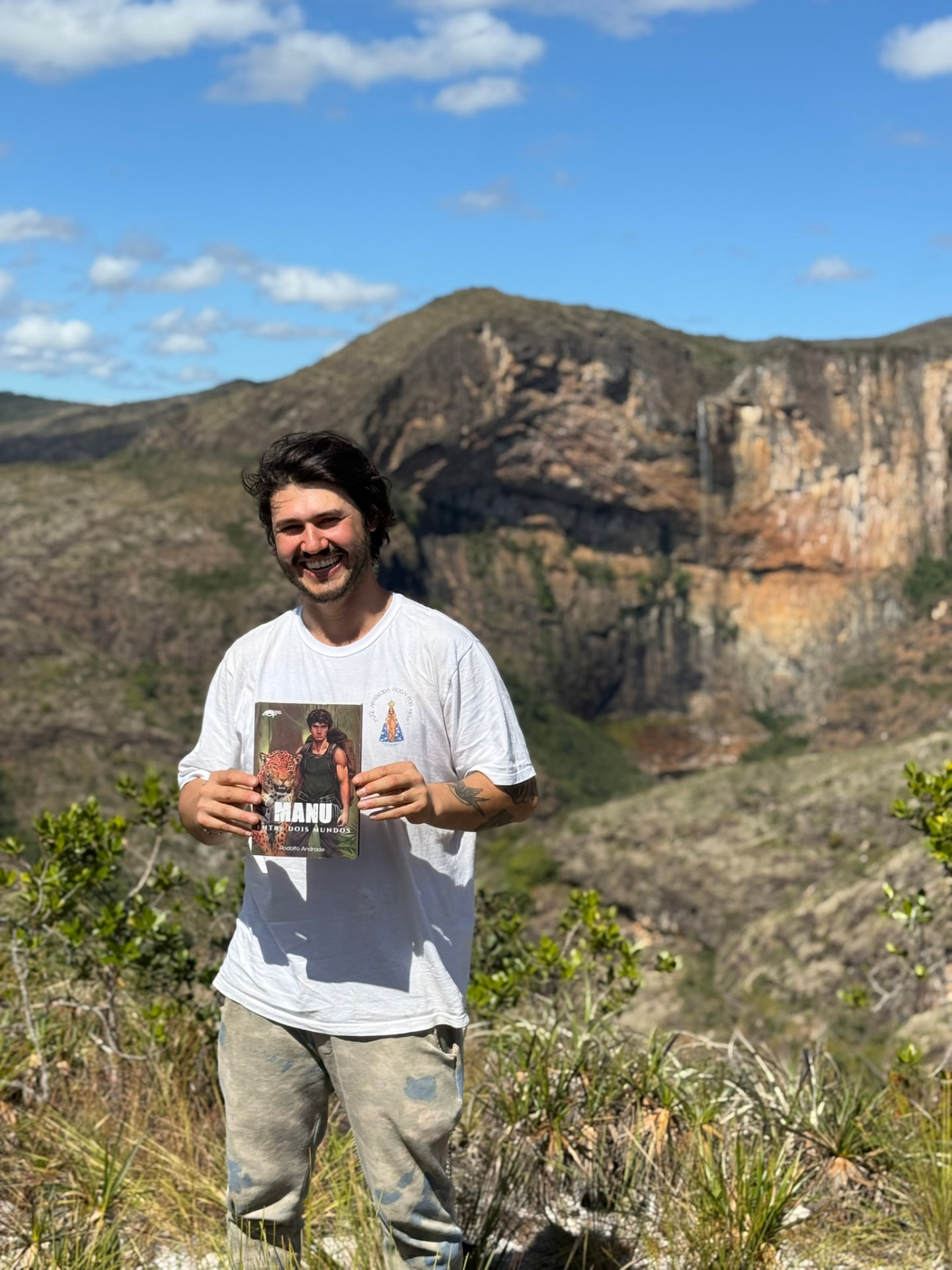 Rodolfo Andrade segurando o livro Manu na Serra do Cipó