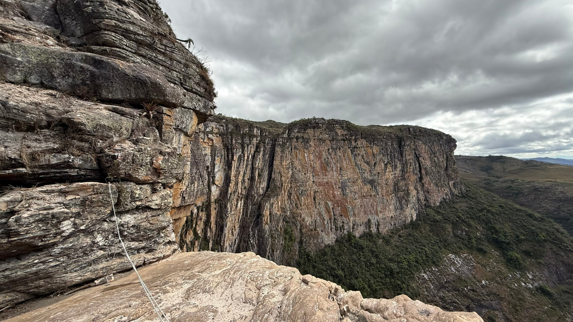 Paredão rochoso da Serra do Cipó visto de uma via de escalada