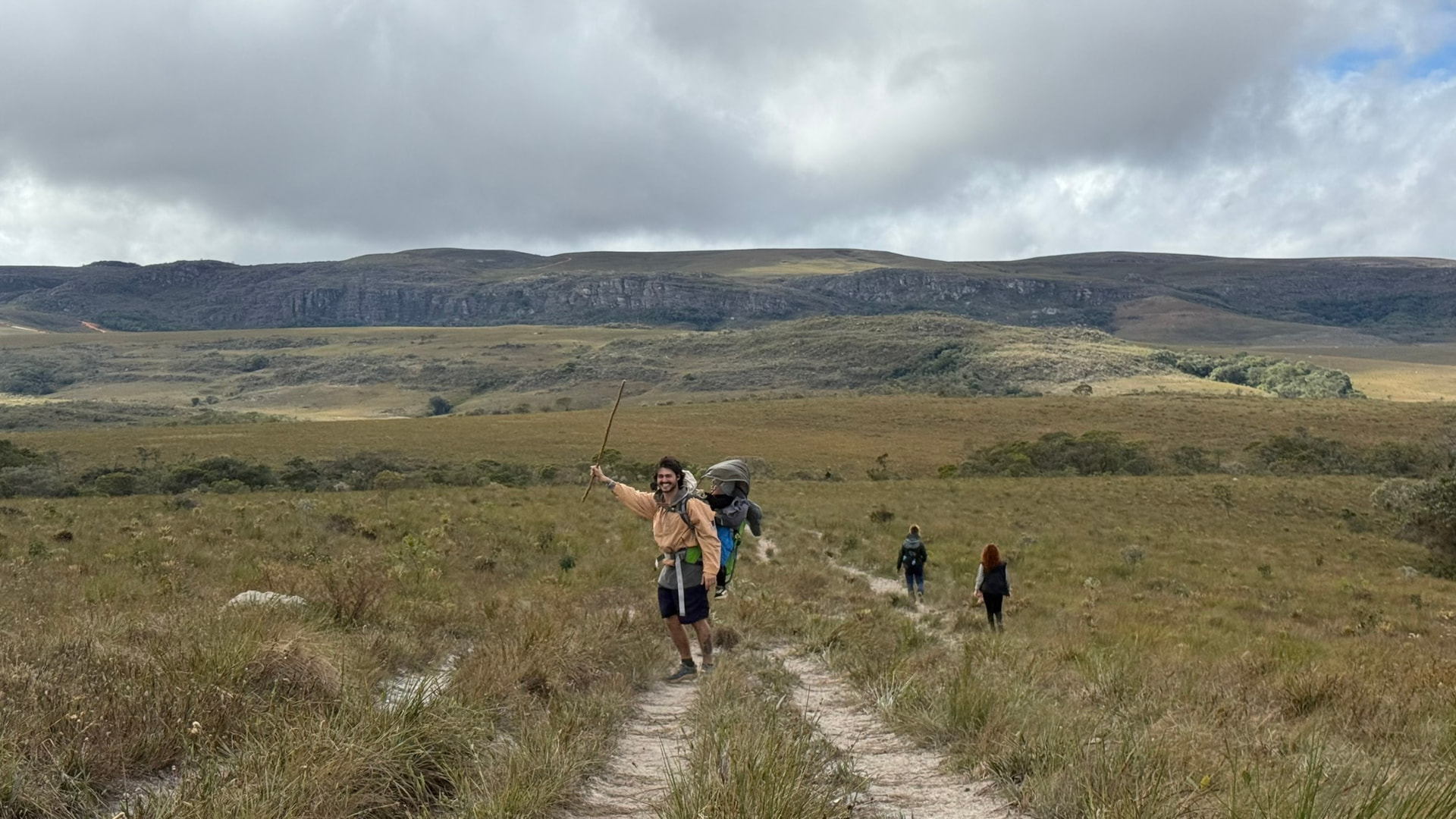 Grupo caminhando por trilha no alto da serra