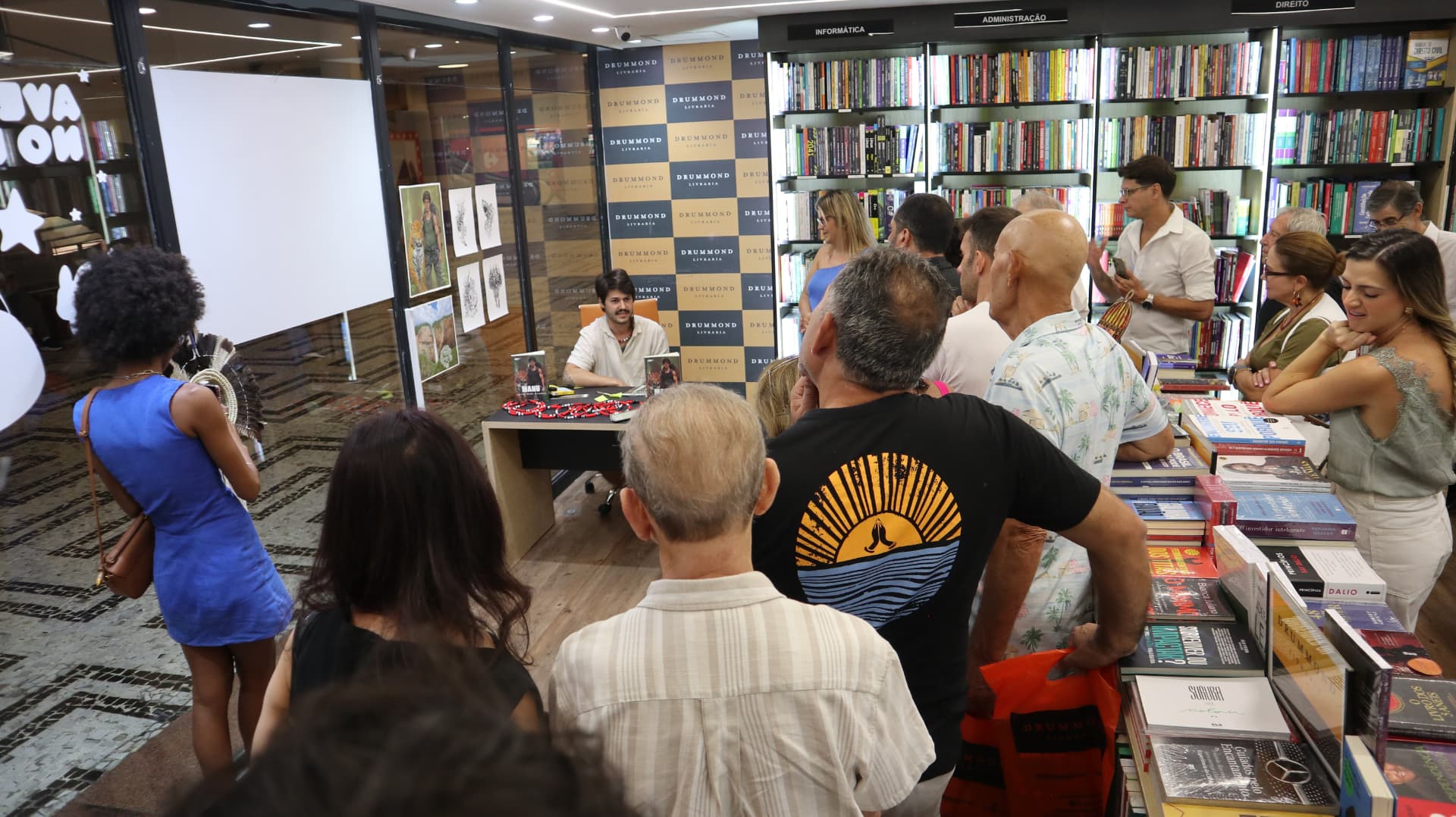 Da Avenida Paulista à Bienal: Manu encontra seus leitores